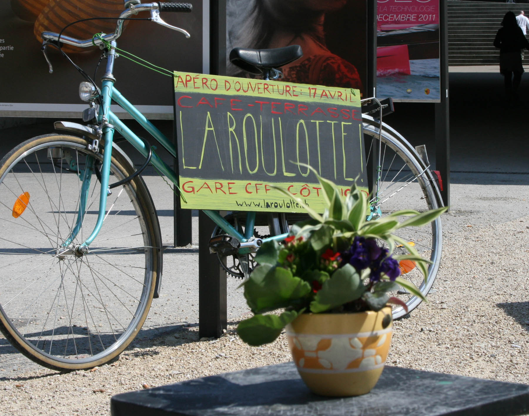 La Roulotte - The café behind Nyon station is now open - Student menu ...